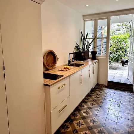 Apartment Wonderful With Beautiful Garden And Kitchen