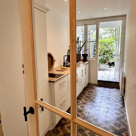 アパート Wonderful With Beautiful Garden And Kitchen